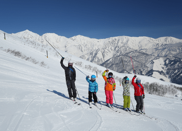 スキーをする家族